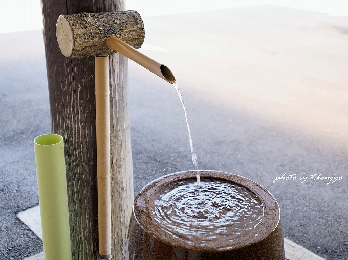 玄関前にある飲泉場