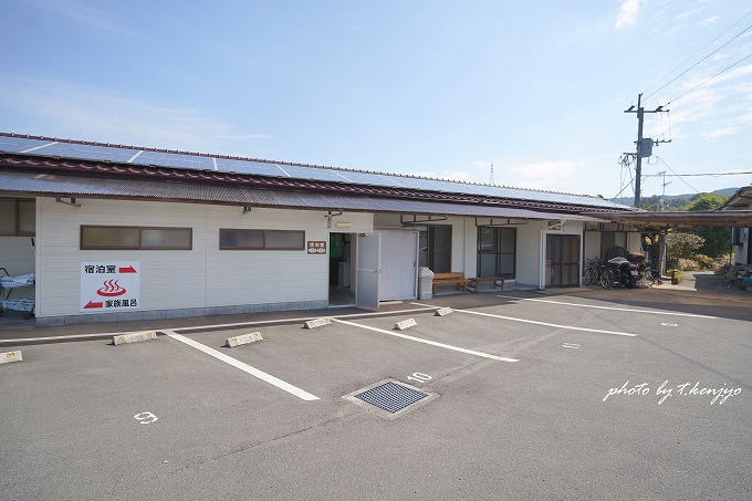 宿泊棟(旧館)。建物は家族風呂と繋がっています。