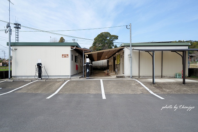 右建物が宿泊棟、左建物が宿泊棟(新館)