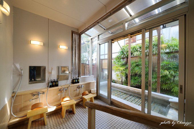 脱衣室と露天風呂の全景