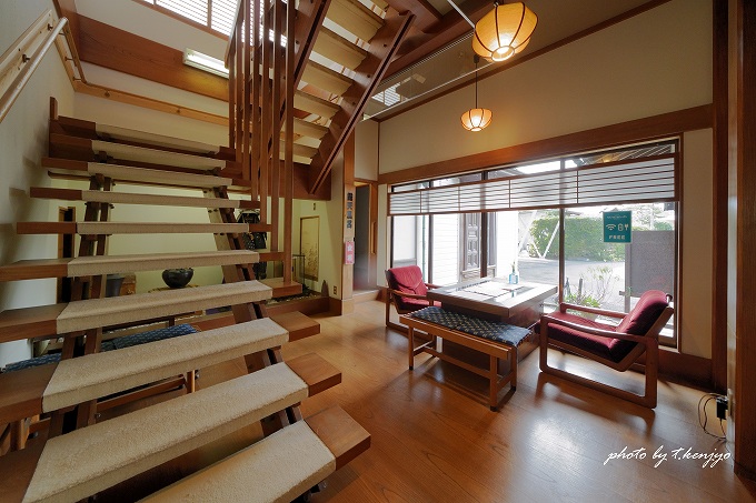 エントランス。和と洋がうまくミックスされた空間に癒されます。