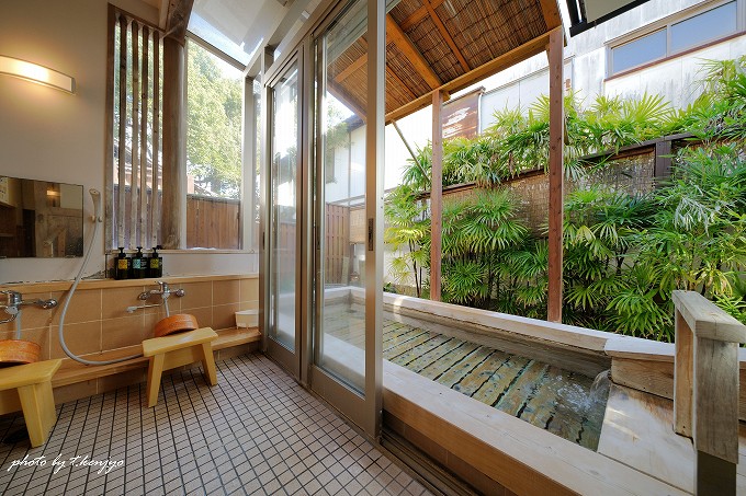 露天風呂。小ぶりながらもセンス良くまとまった印象