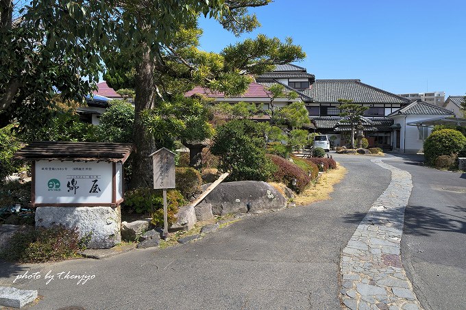 旅館 綿屋の外観。アプローチが長く、まるで高級料亭に来たかのような格式高き佇まい