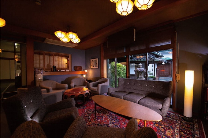 ロビー。コーヒーやミネラルウォーターのサービス有り。画像提供：旅館 綿屋