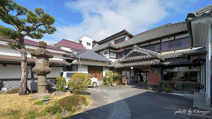 木造三階建ての威風堂々とした外観。重層の瓦屋根が美しい玄関廻りが印象的