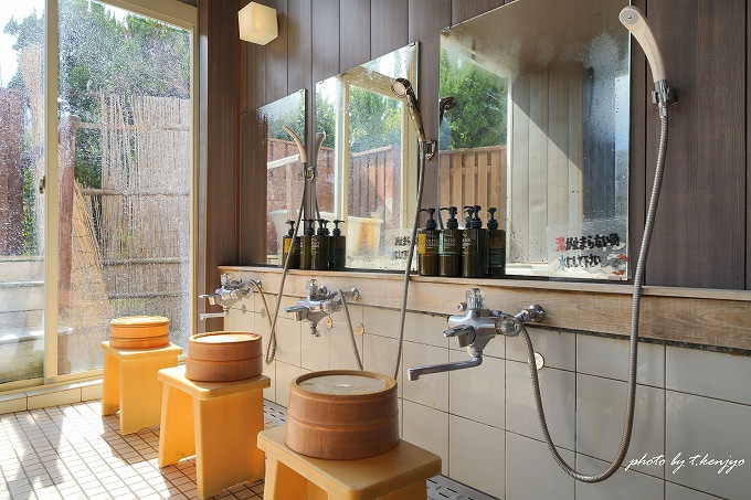 檜風呂のシャワースペース