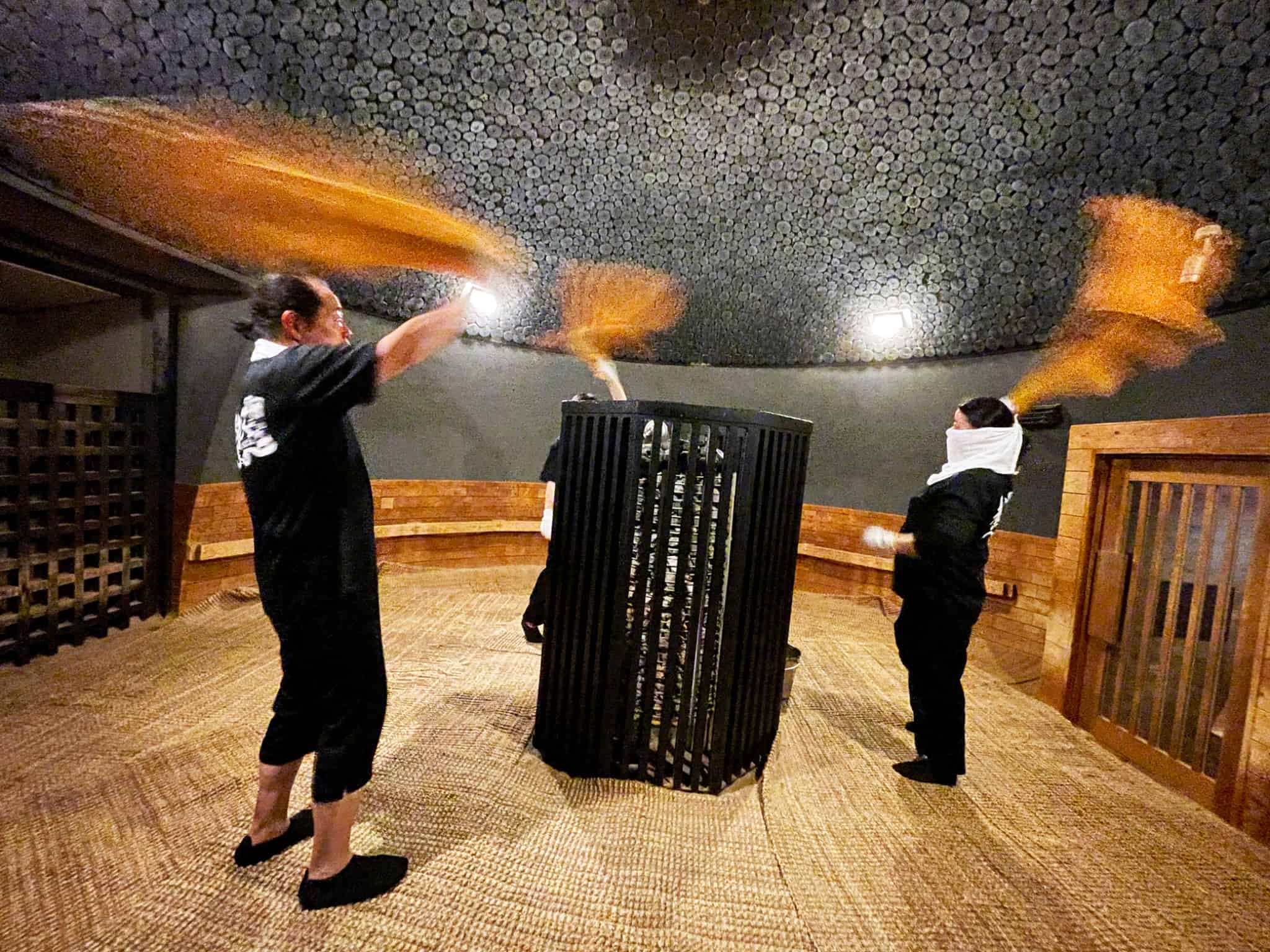 才脇さんを筆頭に、3名のロウリュウマスターが極上の熱波を送ります。