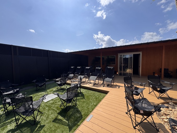 ニコアンドベース サウナ男性外気浴１