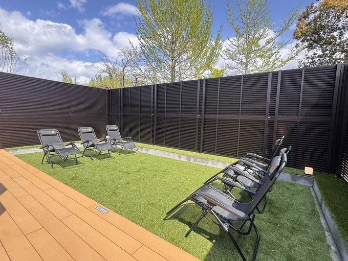 ニコアンドベース サウナ女性外気浴２