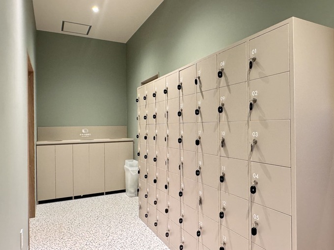 ニコアンドベース サウナ男性シューズロッカー