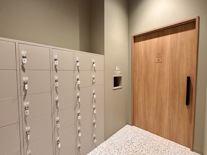 ニコアンドベース サウナ女性シューズロッカー