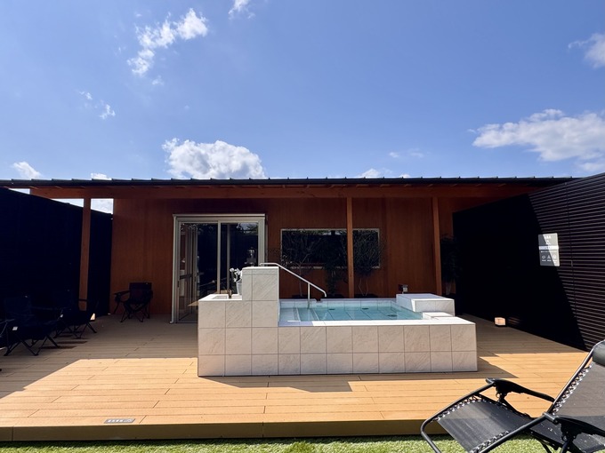 ニコアンドベース サウナ女性外気浴１