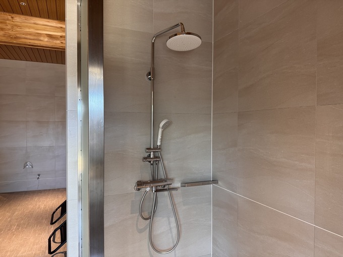 ニコアンドベース サウナ男性シャワー２