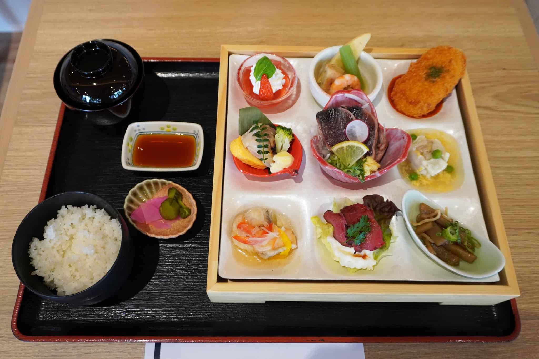 彩り九升弁当