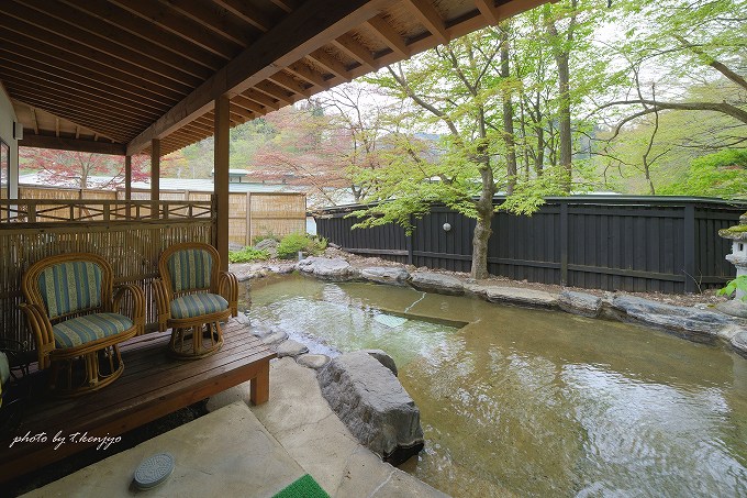 一見池みたいですが、実は客室露天風呂!