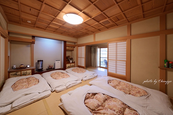 広縁付きの和室12畳間