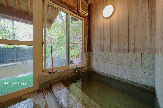 十和田石を使用した内湯