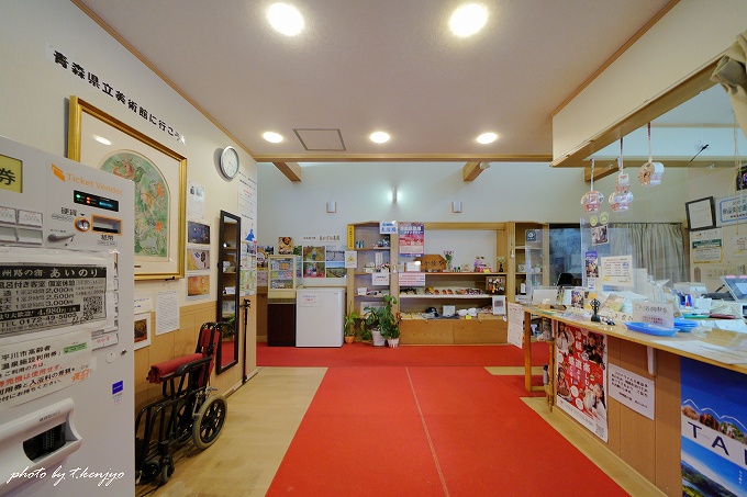 エントランスホール。右手が受付で左手に日帰り入浴の券売機があります。
