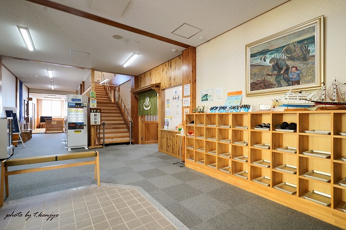 エントランスホール。深緑色の暖簾の奥が浴室です。