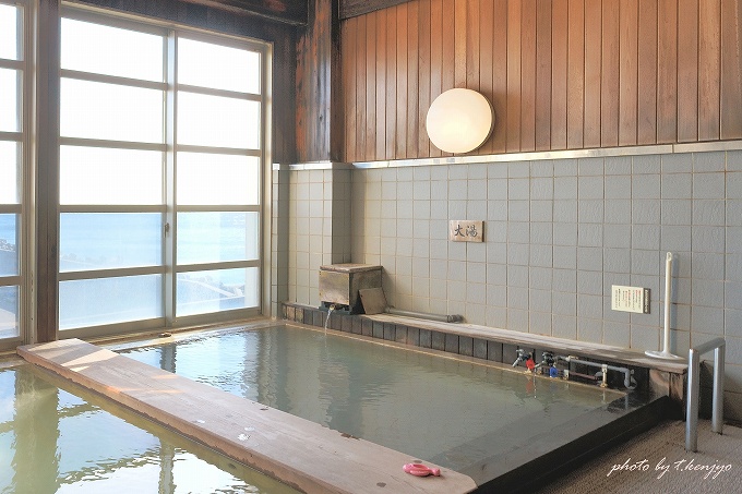 右側の大湯源泉の浴槽