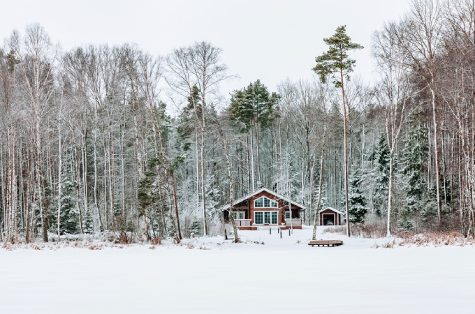 フィンランドの雪景色の中にたたずむサウナ小屋