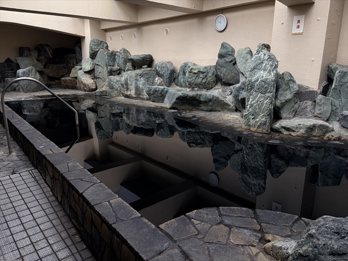 3つの浴槽で自慢の黒湯を堪能