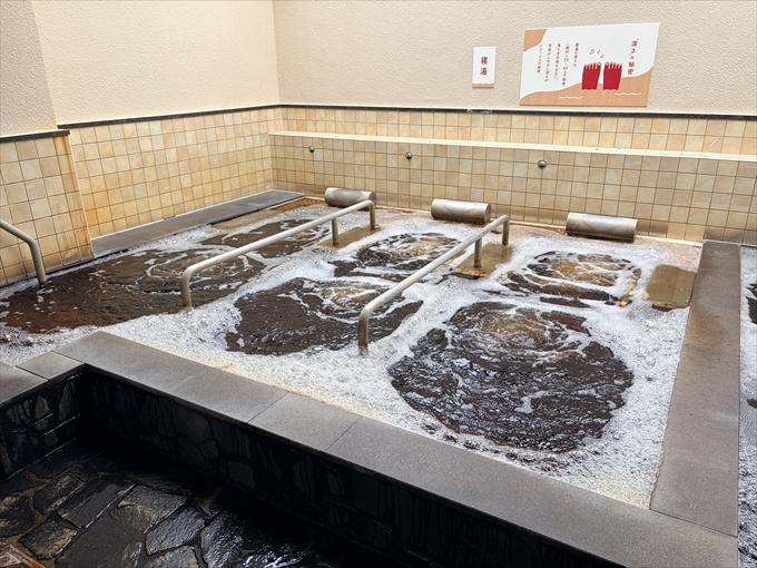 3つの浴槽で自慢の黒湯を堪能