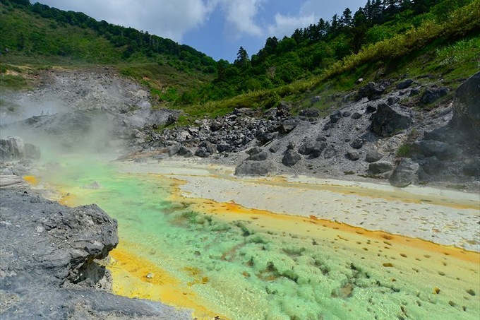 玉川温泉の「湯の華の道」(玉川自然研究路)。源泉が流れる川です。