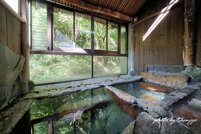 四万温泉「中生館」の混浴内湯。硫酸塩泉の名湯です。