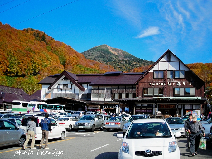 酸ヶ湯温泉の外観(紅葉時期)