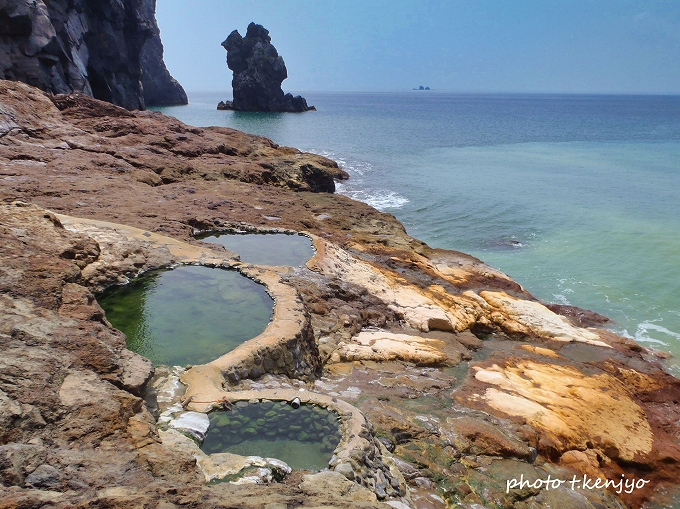 薩摩硫黄島 東温泉。海が緑色に変化しているのは温泉成分の影響