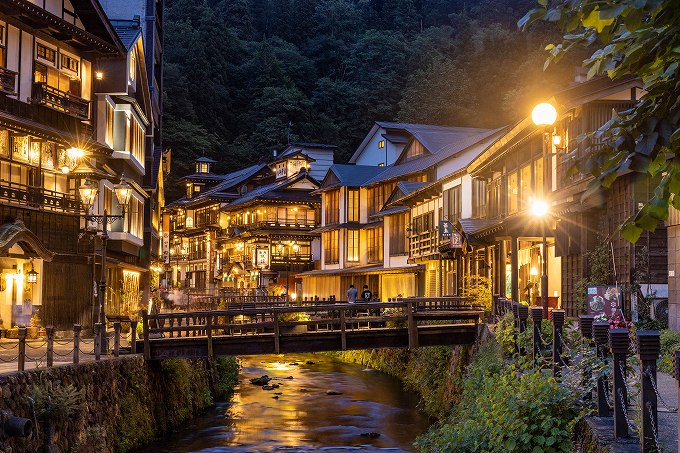 銀山温泉街。夕暮れからガス灯が照らされ、ノスタルジックな雰囲気が一段と高まります。