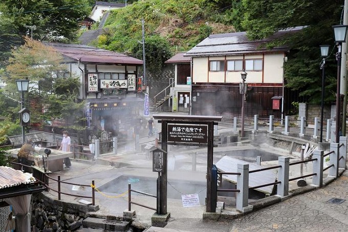 源泉が自然湧出する「麻釜(おがま)」。地元住人が野菜などを茹でるのに利用。一般立入不可)