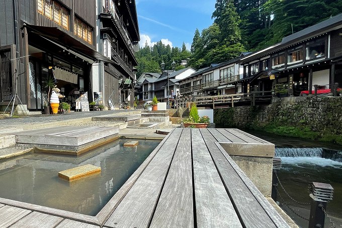 和楽足湯。温泉街を見渡せる好立地です。