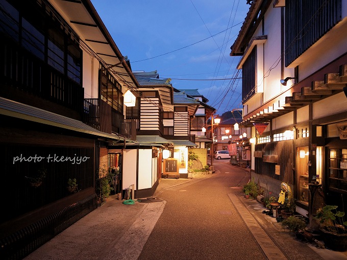 三朝温泉中心部の夜