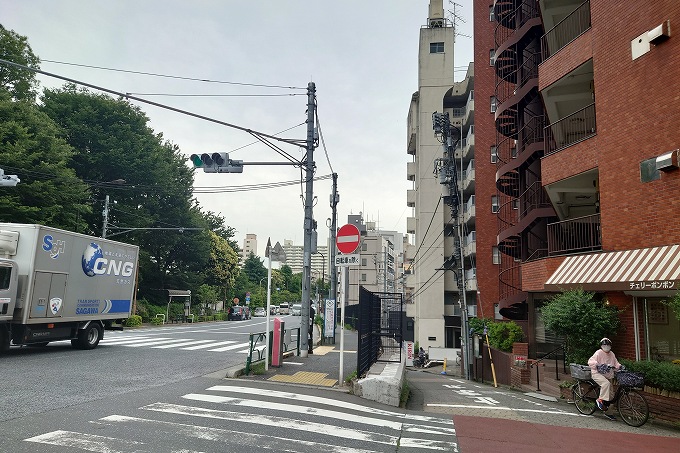 大久保通りと椎木坂の分岐点