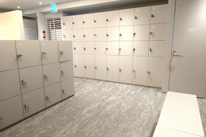 男性用脱衣所のロッカー