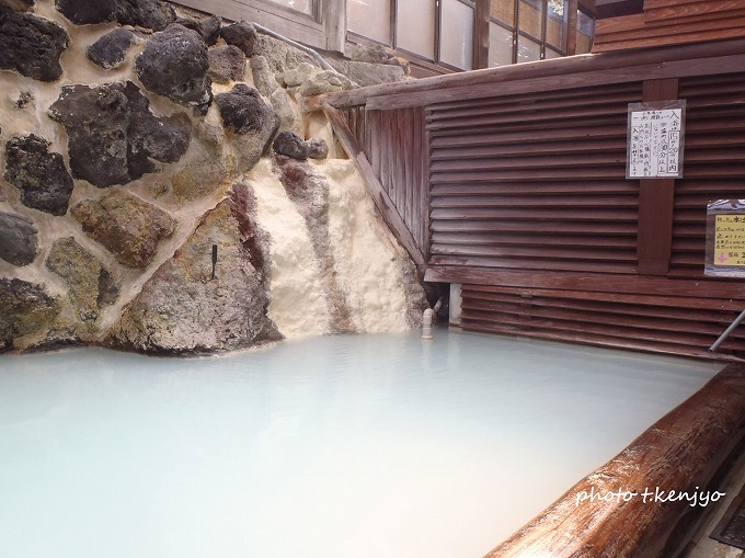 新燃荘の内湯。硫化水素臭プンプンの濃厚湯です。