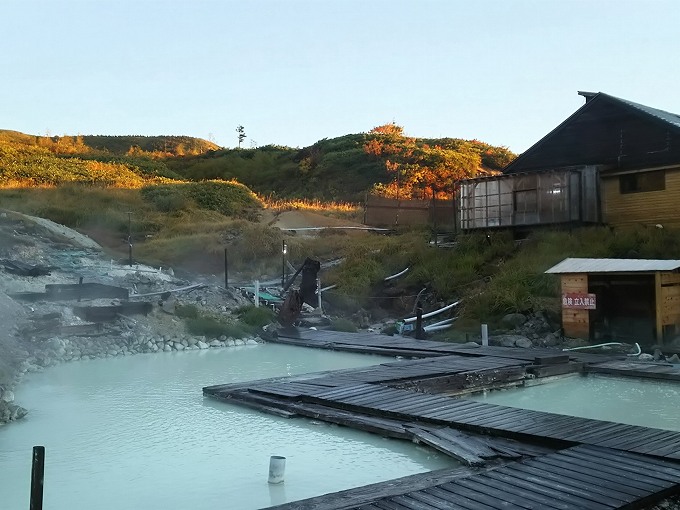 藤七温泉の混浴大露天風呂。まるで硫黄泉の沼よう!