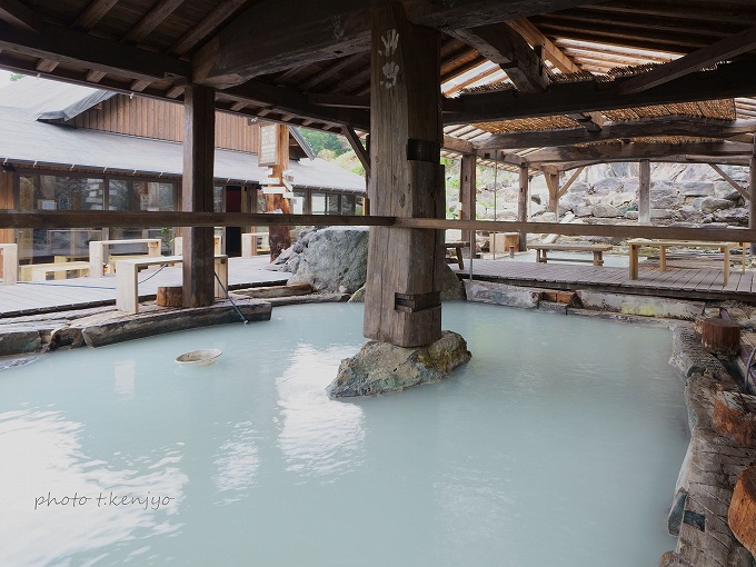 すずめの湯。湯船の底から直接温泉が自然湧出しています。