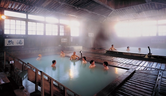 酸ヶ湯温泉の「ヒバ千人風呂」。日本屈指の名混浴風呂の一つです。