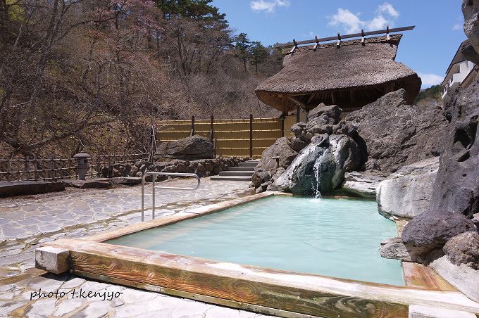 玉子湯の露天風呂。一日おきに男女浴室が入れ替わります。
