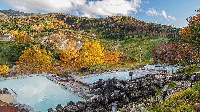 秋の紅葉時期の「こまくさの湯」。高山ならではのワイルドな景色が印象的