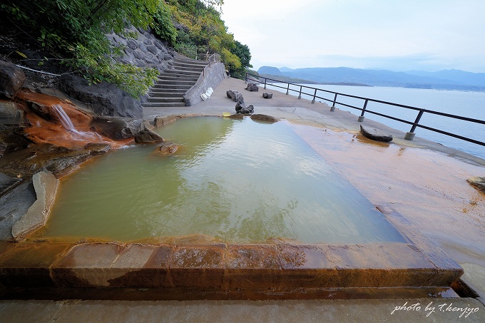  桜島シーサイドホテル(鹿児島県鹿児島市)。桜島直下にある混浴露天風呂が名物