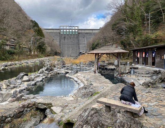  砂湯。湯原ダムの直下にあるワイルドな立地です。