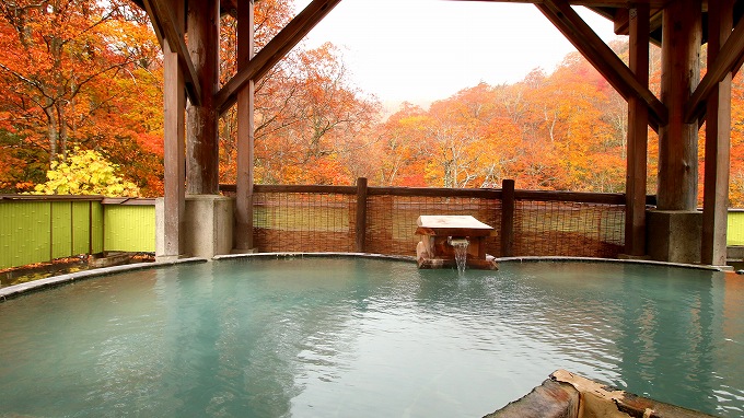 水戸屋旅館の混浴の展望風呂。秋には周辺が紅葉に包まれます。