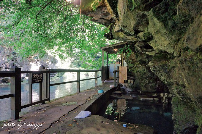  混浴の天然洞窟風呂。定番のぬる湯の名湯です。