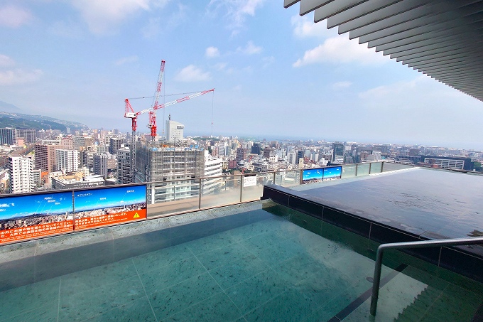 手前が高濃度炭酸泉