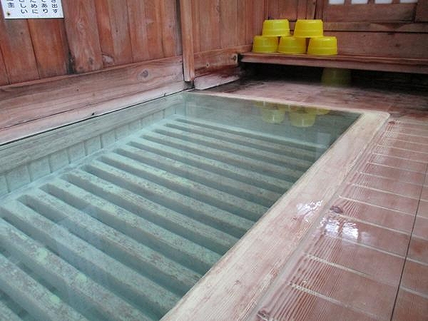 かわらやの足元湧出温泉。硫化水素臭香る強酸性の名湯です。