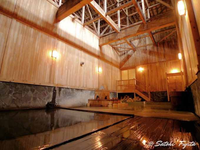 蔦温泉(青森県十和田市)の「泉響の湯」。足元湧出の超名湯です。